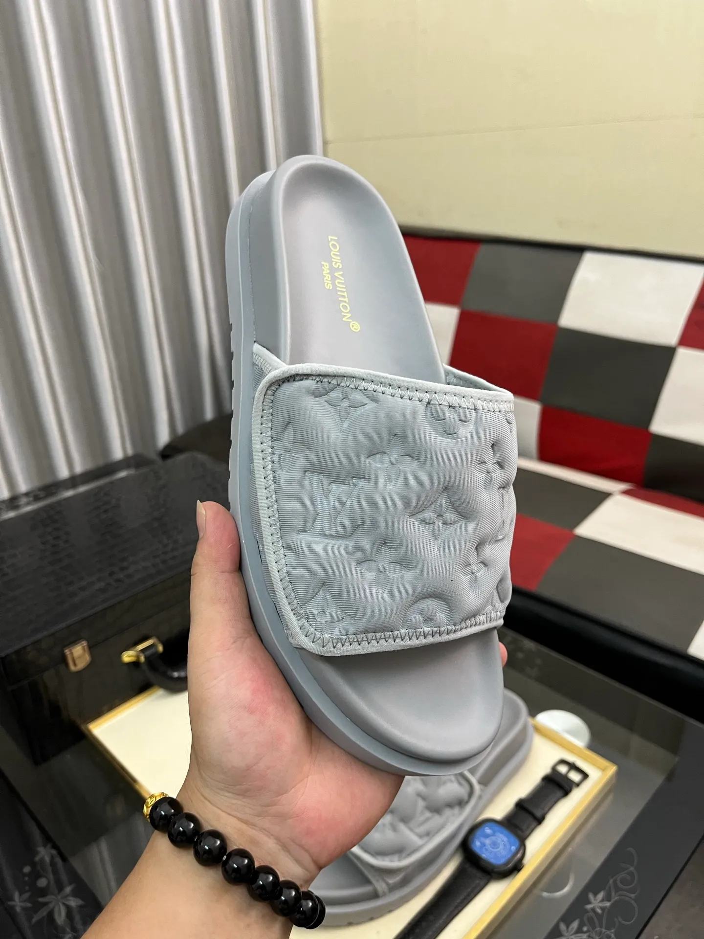 Men's men's shoes💰320⌚️⌚️[Louis Vuitton LV slippers] (high-end cowhide) counter 1:1 fashion style summer must-have! The designer used LV’s iconic outsole. The original simple slippers instantly become fashionable! The upper is made of flexible special cowhide leather straps alternately, and the workmanship is exquisite! A must-have for stylish men in summer, size 38-44